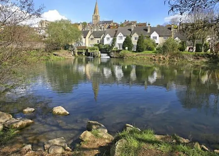 Large 4 Bed House In Malmesbury, Great For Big Families