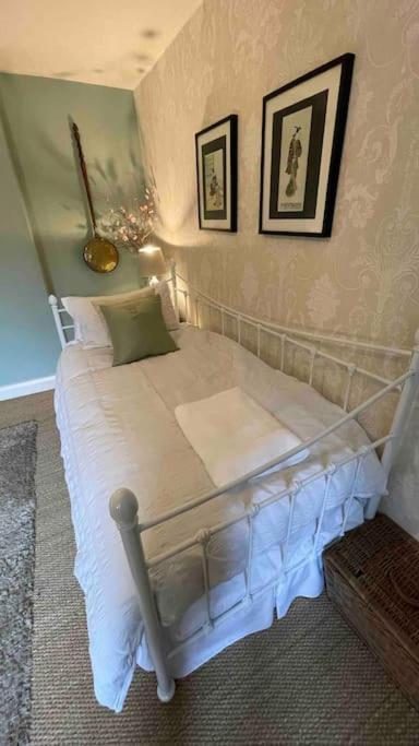 Large 4 Bed House In Malmesbury, Great For Big Families Holiday home