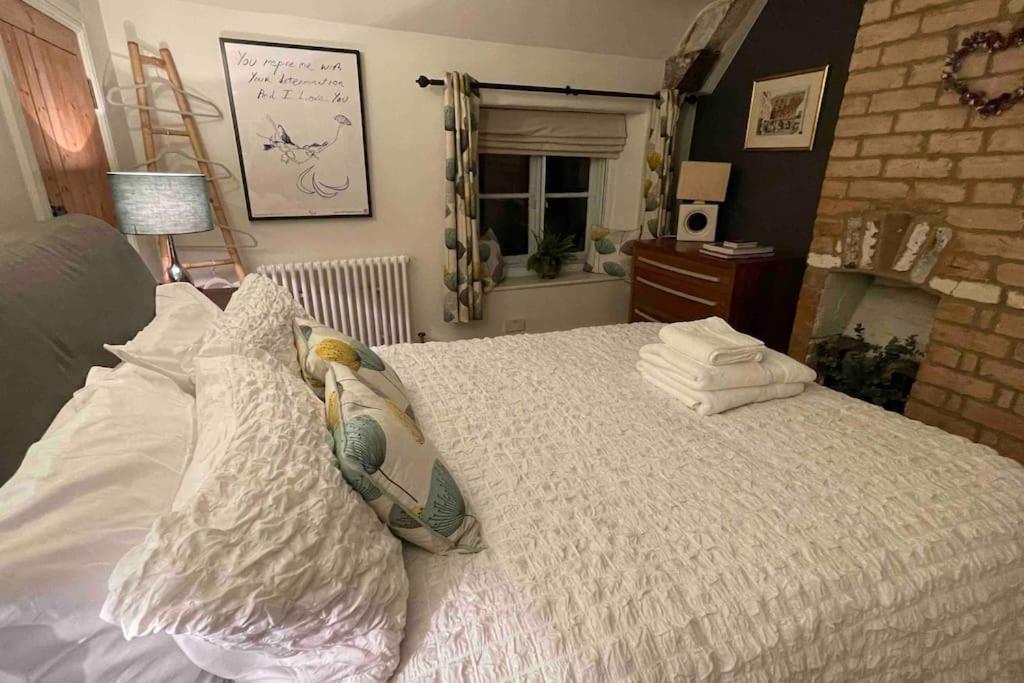 Large 4 Bed House In Malmesbury, Great For Big Families