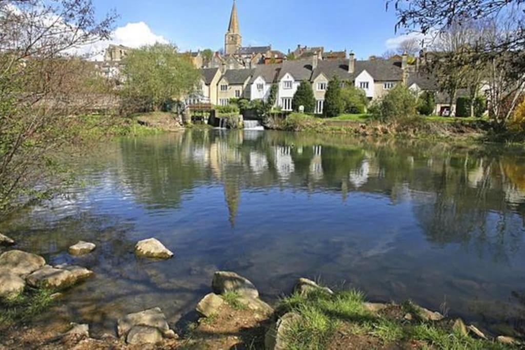 Large 4 Bed House In Malmesbury, Great For Big Families Holiday home Malmesbury