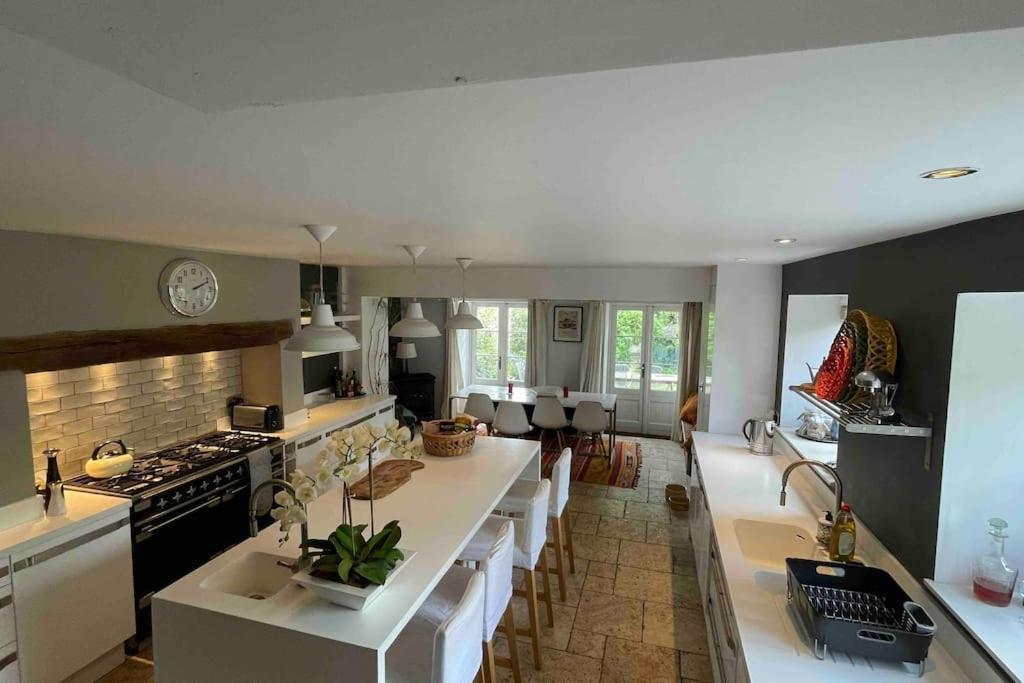 Large 4 Bed House In Malmesbury, Great For Big Families