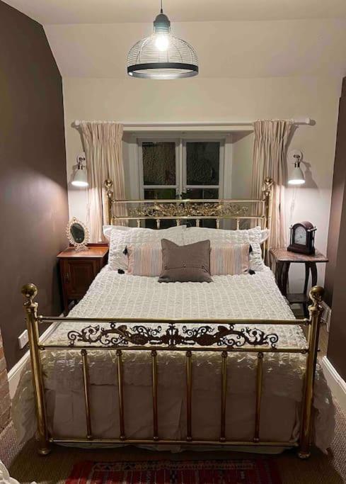 Large 4 Bed House In Malmesbury, Great For Big Families