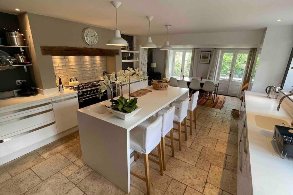 Large 4 Bed House In Malmesbury, Great For Big Families Holiday home Malmesbury